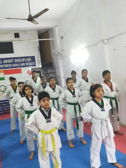 A class in session, showing students of different ages and belt levels training together. This fosters mentorship and a sense of community.