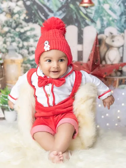 My little Santa is here! For the holidays, I offer festive themes like this adorable Christmas setup, perfect for your baby's first Christmas.