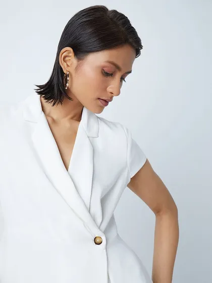 A clean and simple makeup and hair look for a Westside formal wear shoot. The focus is on natural beauty, making the white blazer feel fresh and modern.