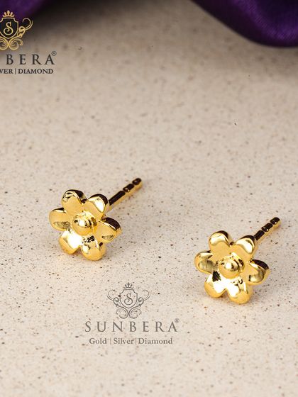 Simple and sweet, these small gold flower stud earrings are perfect for daily wear or as a first piece of jewellery. Their minimalist design makes them a versatile and popular item.