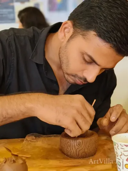 A participant at our Doolally Taproom workshop carefully carves a wood grain texture onto his cup. Our off-site workshops bring the full ArtVilla experience to new and exciting venues.