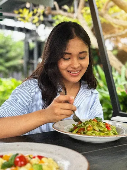 That smile says it all. Enjoying a fresh plate of pesto pasta in our sunny, green surroundings is what a perfect afternoon looks like.