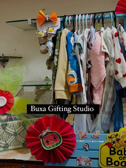 A closer look at the baby essentials I curate. This hamper includes a macrame basket filled with Cocomelon themed decorations alongside a practical and adorable baby wardrobe tray.