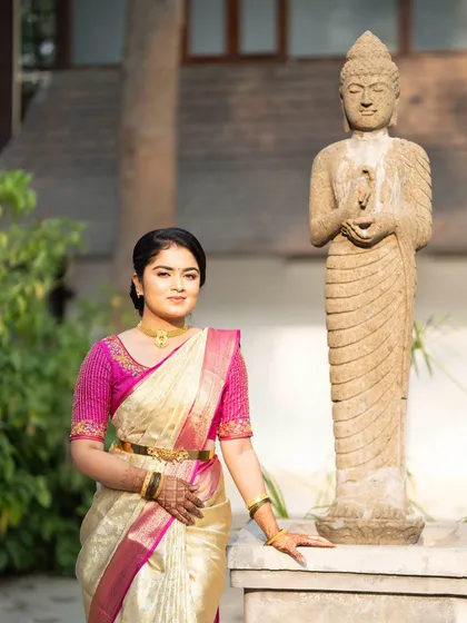 This bride is ready for her pre-wedding ritual. Her look is a perfect example of simple elegance, with a classic saree and understated makeup.