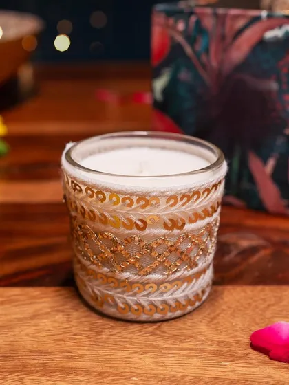 This beautifully decorated scented candle is another element of my festive gift hampers. Its warm light and gentle fragrance help create a serene atmosphere, enhancing the calming presence of the terrarium.