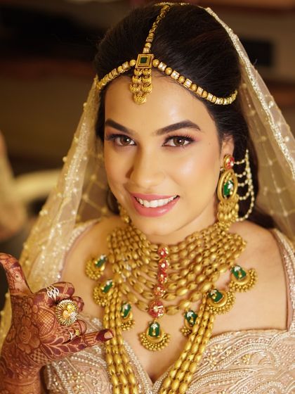 Saba’s smile says it all. Her bridal look was a celebration of gold and grace, with every detail from the warm, shimmering eyeshadow to the perfectly defined lips crafted with love and precision.