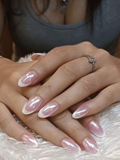 This stunning set features a chrome French tip on a pearlescent base. The light-catching effect gives this classic design a futuristic and trendy update.