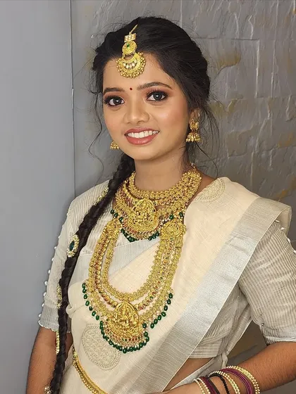 I offer beautiful South Indian bridal jewellery for rent, like this traditional temple jewellery set. The layered gold necklaces and matching headpiece are perfect for a classic South Indian wedding ceremony.