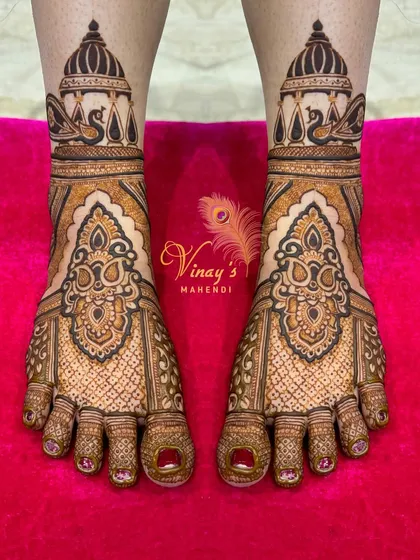 A beautiful bridal feet design featuring palace architecture and peacock motifs. The clean lines and intricate patterns make it a timeless choice.