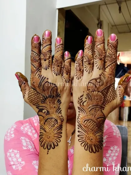 Another gorgeous Arabic design. This style is known for its flowing vines and use of negative space, which makes the pattern stand out beautifully on the skin.