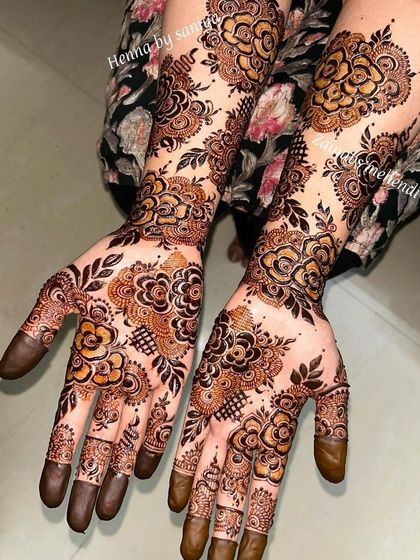 A beautiful example of Eid mehendi, featuring a scattered floral design that is both elegant and festive.