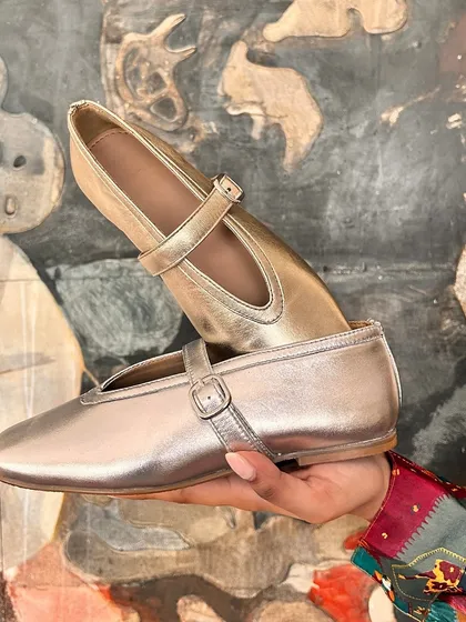 You asked, and I listened. Here are my buckled ballet flats in solid metallic leather, without the rivets. This festive version, in champagne and silver, is perfect for all your Diwali parties and celebrations.