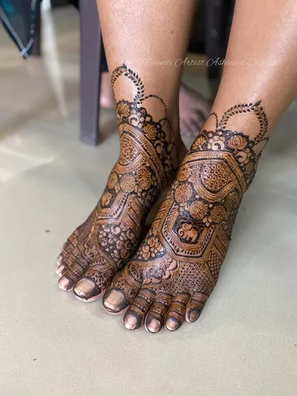 A full view of the beautiful bridal feet design. The patterns are dense and intricate, perfect for a bride who wants a classic look.