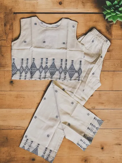 Simple, elegant, and comfortable. This Jamdani cotton set with minimal patterns is perfect for the little girl who loves understated charm.