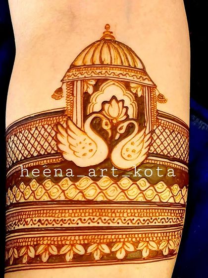 A beautiful armband design featuring two swans inside a traditional arch. The intricate borders and shading showcase our attention to detail.