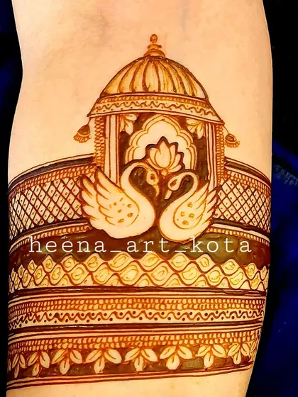 A beautiful armband design featuring two swans inside a traditional arch. The intricate borders and shading showcase our attention to detail.