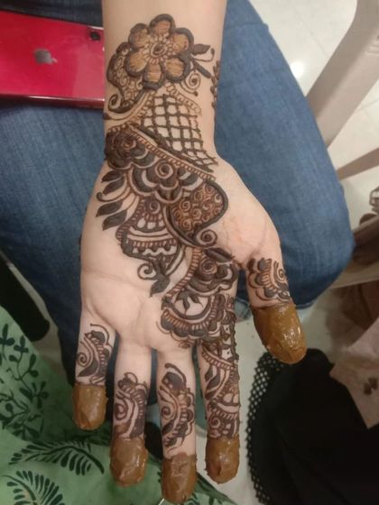 Fouzia Ahmed - Party & Festive Mehendi Classic Hand & Wrist Mehendi photo 11