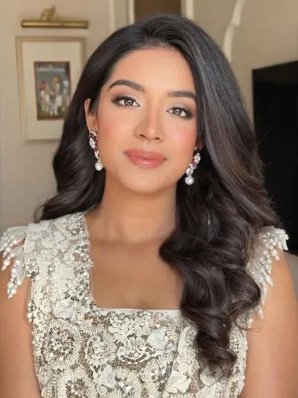 A close-up of our signature soft glam style. This look focuses on luminous skin, subtly defined eyes, and a natural lip color for timeless bridal beauty.