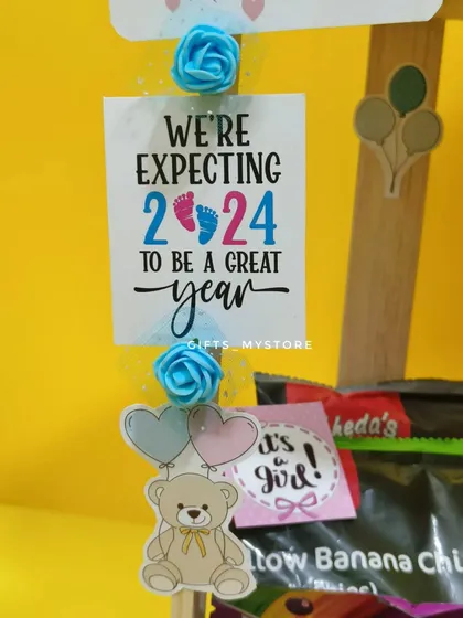 "We're expecting 2024 to be a great year!" Another cute detail from the baby shower hamper.