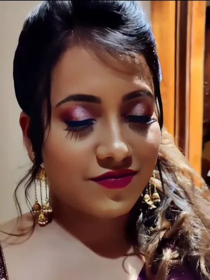 A closer look at this glamorous party makeup. The blended eyeshadow and long lashes make her eyes the focus, creating a powerful and alluring look.