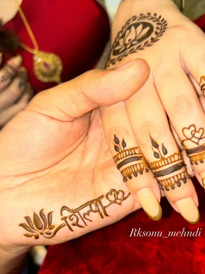 Sometimes, the most powerful statements are the simplest. This minimalist couple's mehndi shows the beauty of shared love, with the groom's name delicately written on the bride's hand and vice versa, surrounded by simple, elegant motifs.