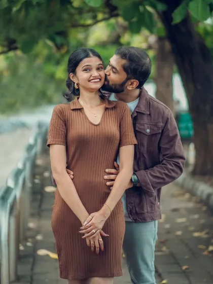 A sweet kiss on the cheek. This adorable moment between Pragati and Swapnil is captured on a pleasant day in the city.