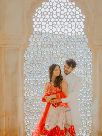 The beautiful light filtering through the jali window creates a magical effect. This is a classic Jaipur pre-wedding shot that I love to capture, as it combines romance, architecture, and artistry.