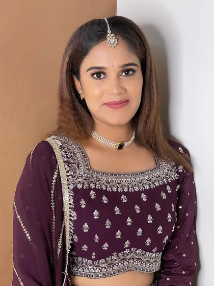 This is a great example of a subtle and natural party makeup look. I focused on creating a dewy base, soft pink eyeshadow, and a matching lip color for an effortlessly chic style, perfect for a Sangeet or Mehendi.