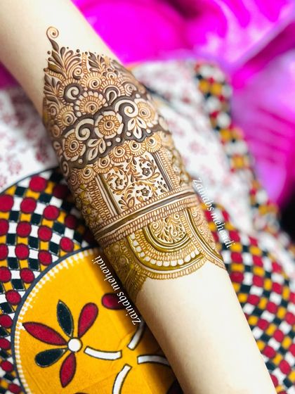 A detailed shot of the arm band.