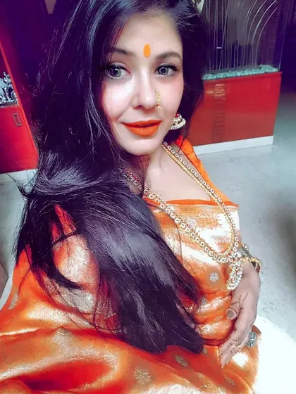 Another selfie capturing the glow of this beautiful orange saree. The long South Indian necklace adds an element of grace and elongates the silhouette, perfect for that Parineeta-inspired elegance.