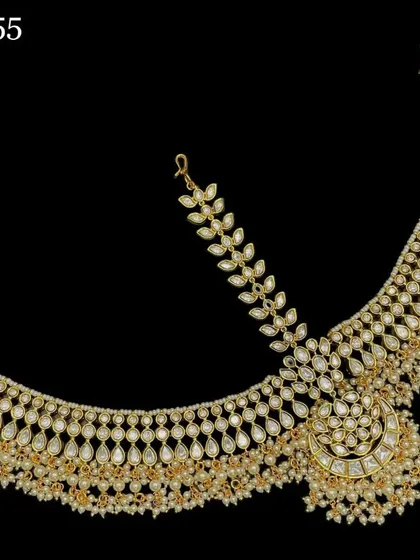 A beautiful Kundan and pearl mathapatti, perfect for framing the bride's face. This elegant headpiece is available for rent.
