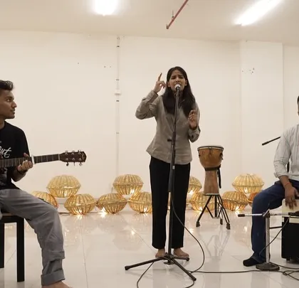 A trio of our Kalakaar Fellows performing an acoustic set. The showcase features a mix of students and fellows, creating a rich and diverse musical evening.