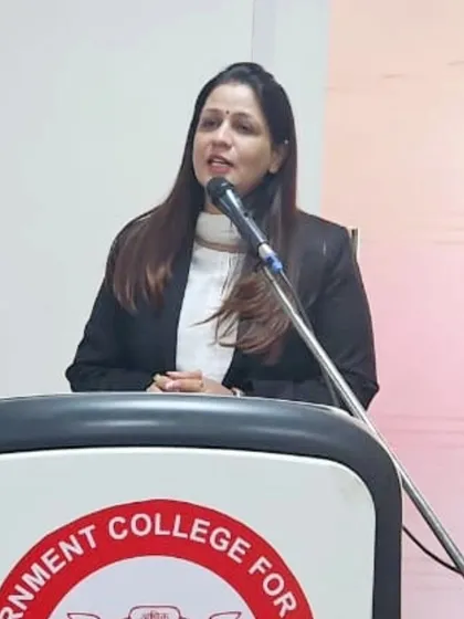 A close-up shot of me addressing the students at Government College for Girls. My aim is to speak in 'bahut saral bhasha' so the law is understandable to all.