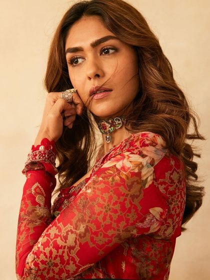 Another angle of the red promotional look, focusing on the delicate choker and ring. Every piece of jewelry was carefully selected to complement the outfit and reinforce the character's aesthetic.