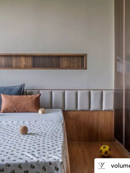 In the children's bedroom, I used a lighter wood tone and a simple, padded headboard to create a playful yet calm atmosphere. The built-in wall niche provides a space for display, keeping the room organized and personal.