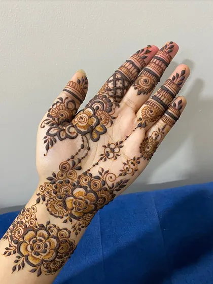 This is a lovely floral sider design, a wonderful choice for bridesmaids, family members, or for a more minimalist look. The pattern gracefully flows along the side of the hand, adorned with delicate roses and leaves.