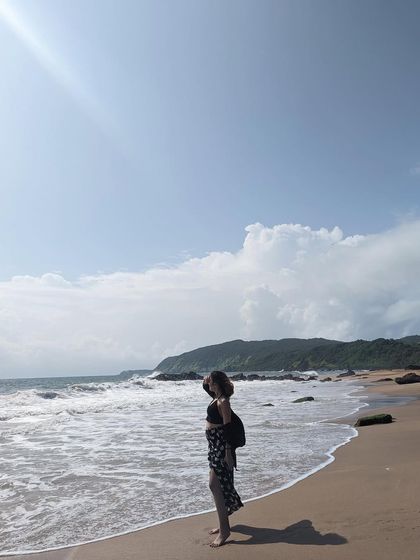 Soaking up the sun. This easy-going beach outfit is perfect for a relaxed day by the ocean.