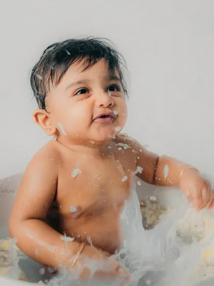 Making a splash. I love capturing the action and energy of these fun tub time photoshoots.
