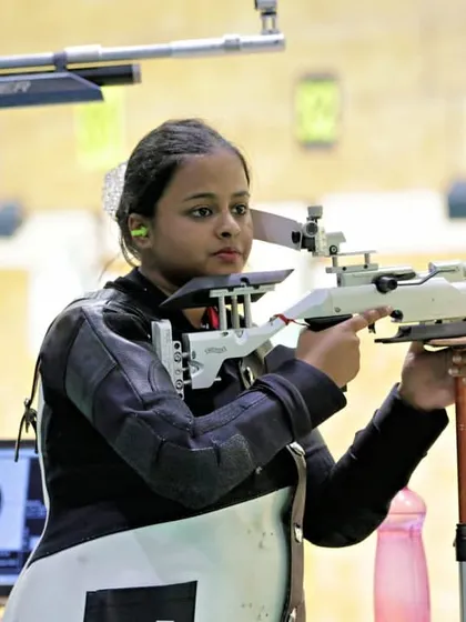 Focus and determination in action. This young athlete is practicing with a 10M air rifle, learning the discipline and precision that are at the heart of shooting sports. We welcome and train girls and boys with the same passion.