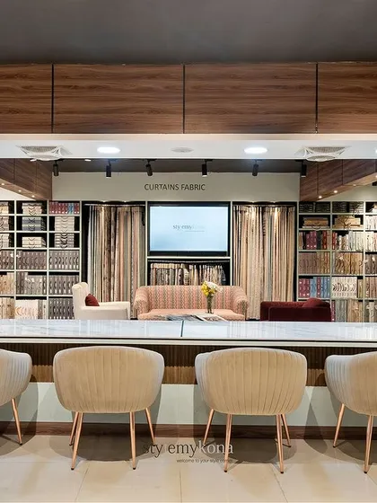 For this expansive home furnishings store, the goal was to create an intuitive and inspiring customer journey. The central consultation desk, flanked by curated art and fabric libraries, acts as the heart of the showroom, inviting clients to explore and collaborate on their designs.