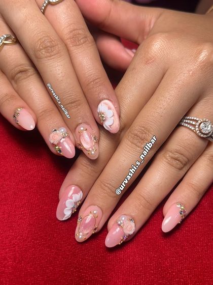 This is pure red-carpet glamour for your fingertips. I combined a soft pink base with 3D roses, hand-painted white flowers, and intricate gold frames with pearl details for a truly luxurious bridal set.