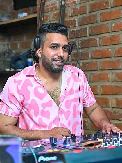 DJ Diwu - DJ for Events The Artist: Behind the Decks photo 5