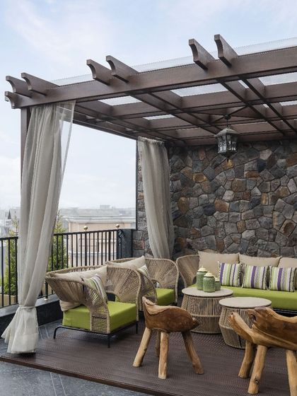 This terrace at our Utopia project features a pergola and comfortable outdoor seating, creating an ideal space for communion and relaxation. The design extends the living area outdoors, fostering a dynamic connection with the surrounding environment.