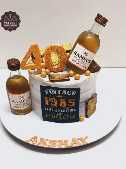 A vintage-themed cake for a 40th birthday, featuring Rampur Double Cask whisky miniatures. The cake is decorated to look like a vintage label, perfect for a whisky enthusiast.