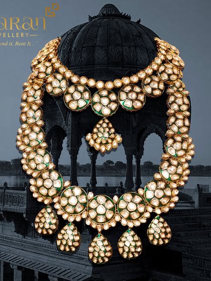 Another view of this majestic layered set, showing the matching maang tikka.