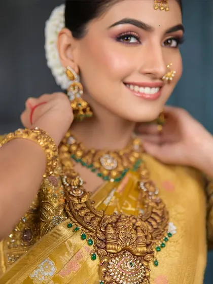 Celebrating the timeless beauty of a South Indian bride. This look features a warm, golden complexion, beautifully defined eyes, and traditional temple jewellery, capturing the grace and grandeur of South Indian bridal traditions.