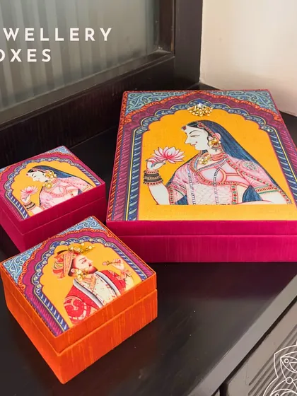 For a touch of royal artistry, I designed these jewelry boxes featuring Raja and Rani portraits. They come in different sizes and vibrant colors, making them a beautiful and functional part of any bridal trousseau.