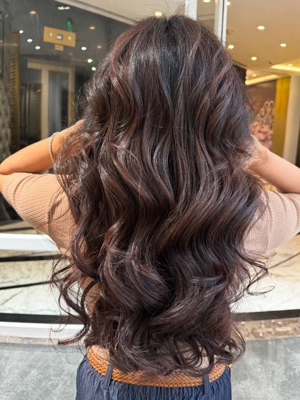 A classy, rich shade of warm brown. This global color gives the hair a healthy, luxurious look with beautiful, flowing curls.