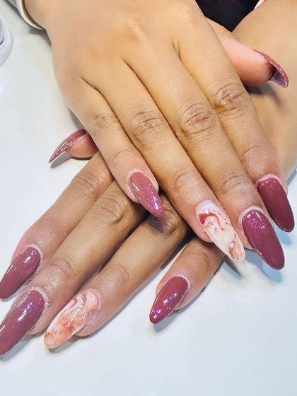 A sophisticated set with a dusty rose polish, accented with a marble design on the ring fingers.