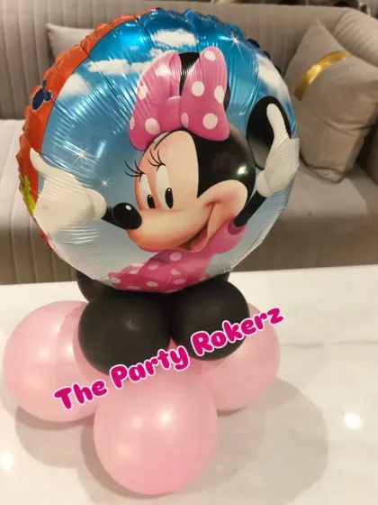 A simple Minnie Mouse-themed balloon centerpiece for guest tables.